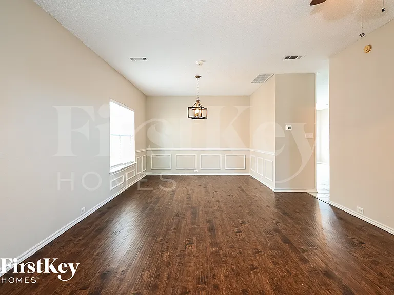 2210 Meadowstone Dr — Photo 3