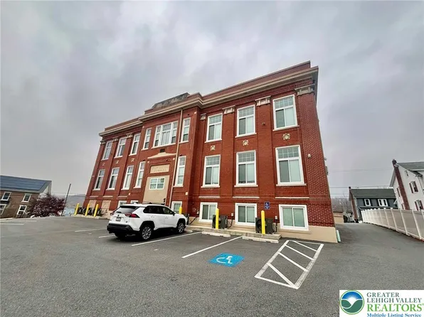 216 Penn St, Bath, PA 18014