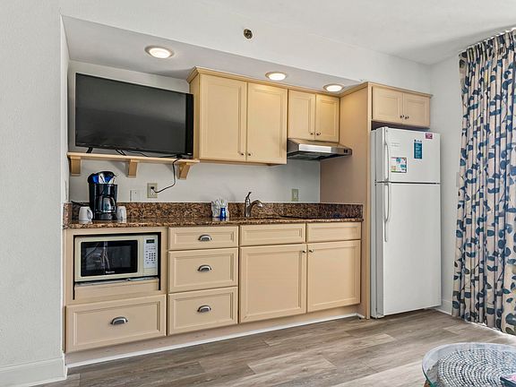 5th image of 4800 S Ocean Blvd. #1011