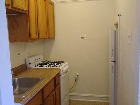 4th image of 1528 W Pratt Blvd APT 411