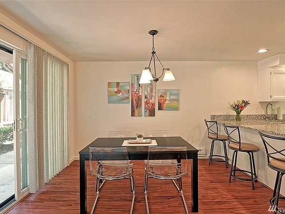 Great kitchen/dining room area for eating or entertaining