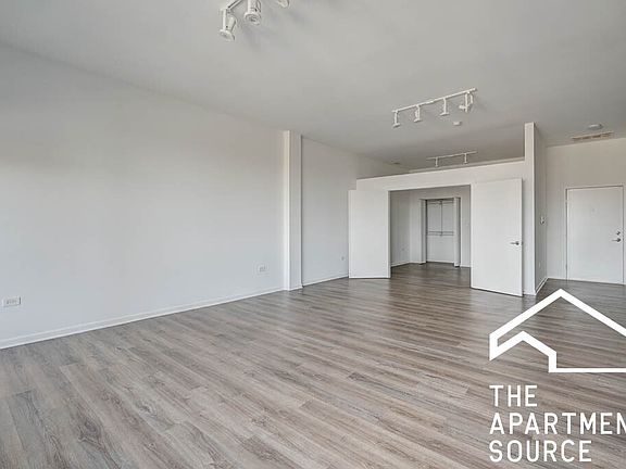 5th image of 2540 S Wabash Ave #506