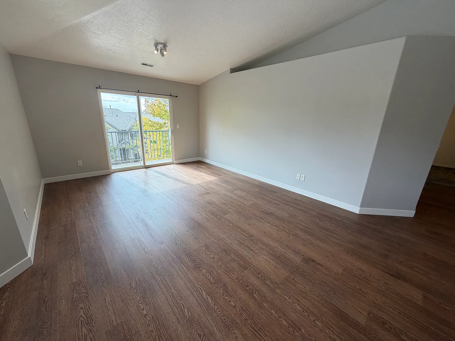 2 bed, 1000 sqft, $1,425 — Photo 2