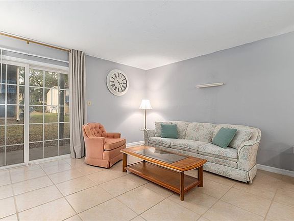 4th image of 2811 SW Archer Rd APT V187