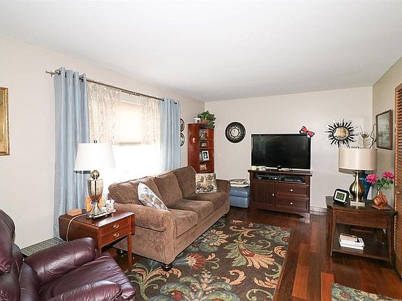 4th image of 105 Lawrence Dr