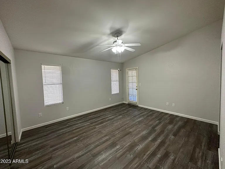 314 E Hartford Ave — Photo 16