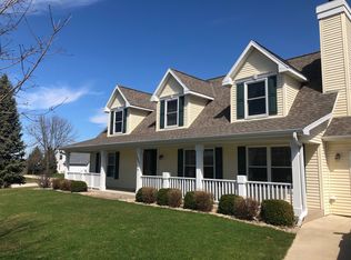 562 Majeskie Dr, Pewaukee, WI 53072