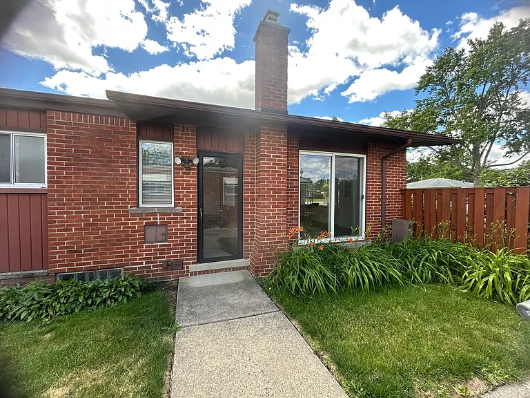 30124 Garry Ave — Photo 2