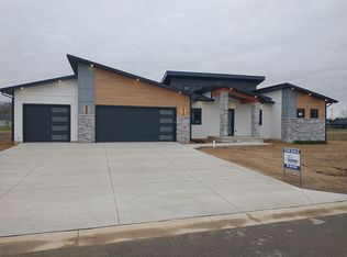 53284 Whinfield Ct, Bristol, IN 46507