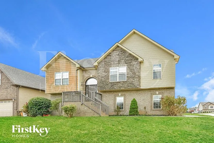 4 bed, 2.5 bath, 2572 sqft, $2,165 — Photo 2