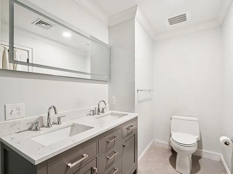 326 S 19th St #100 — Photo 11