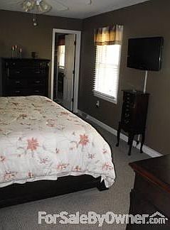 Master bedroom
						:
						With bathroom and walk-in closet. Bedrooms are very spacious!