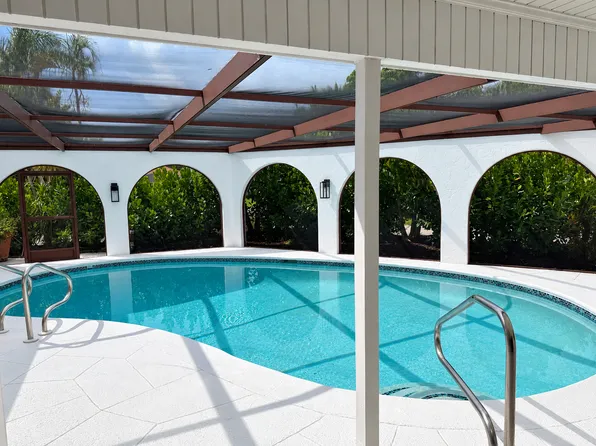 538 Fairway Ter, Naples, FL 34103