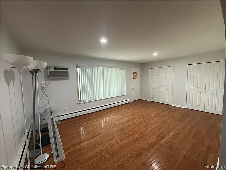 2655 E Maple Rd — Photo 6