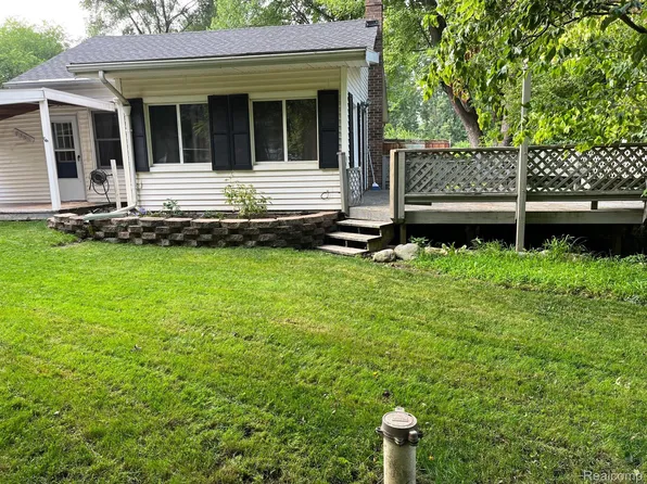 7355 Bennett Dr, Whitmore Lake, MI 48189