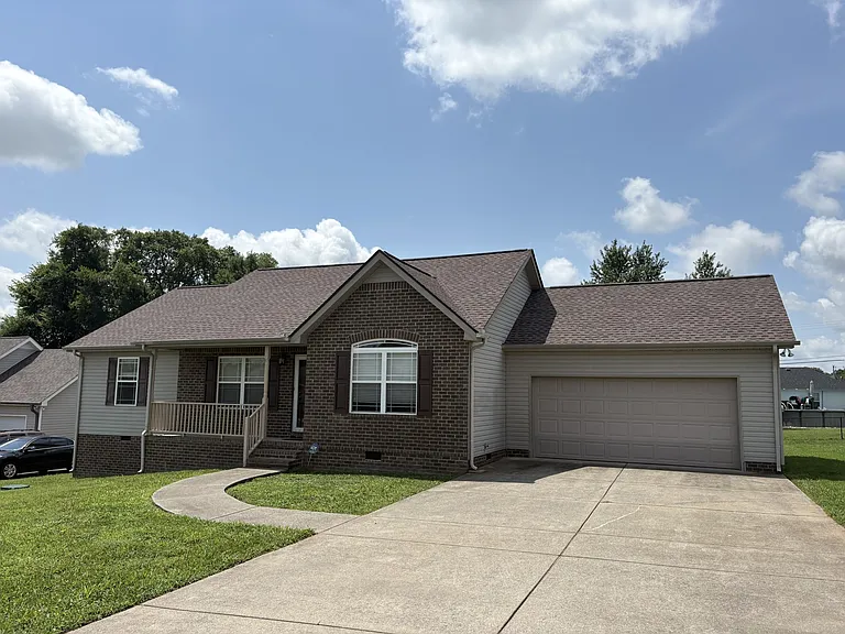 1009 Halverson Dr — Photo 2