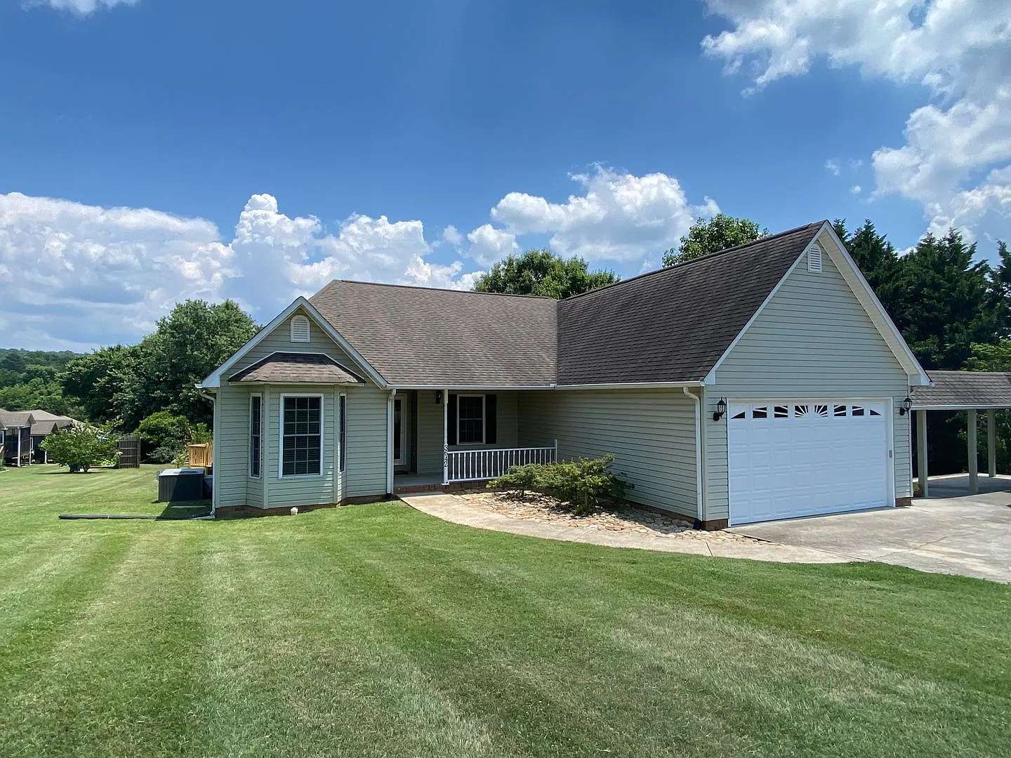 3 Bedroom 2 Bath house with attached garage, sun room, large back deck — Photo 2