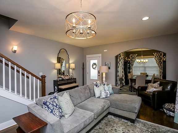 Spacious living room 