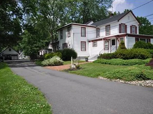 7 Falcon Ct, Livingston, NJ 07039