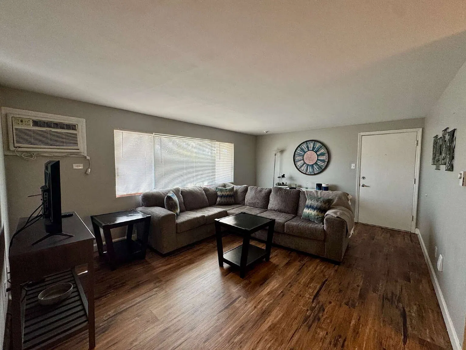 2 bed, 1.0 bath, $1,600 — Photo 2