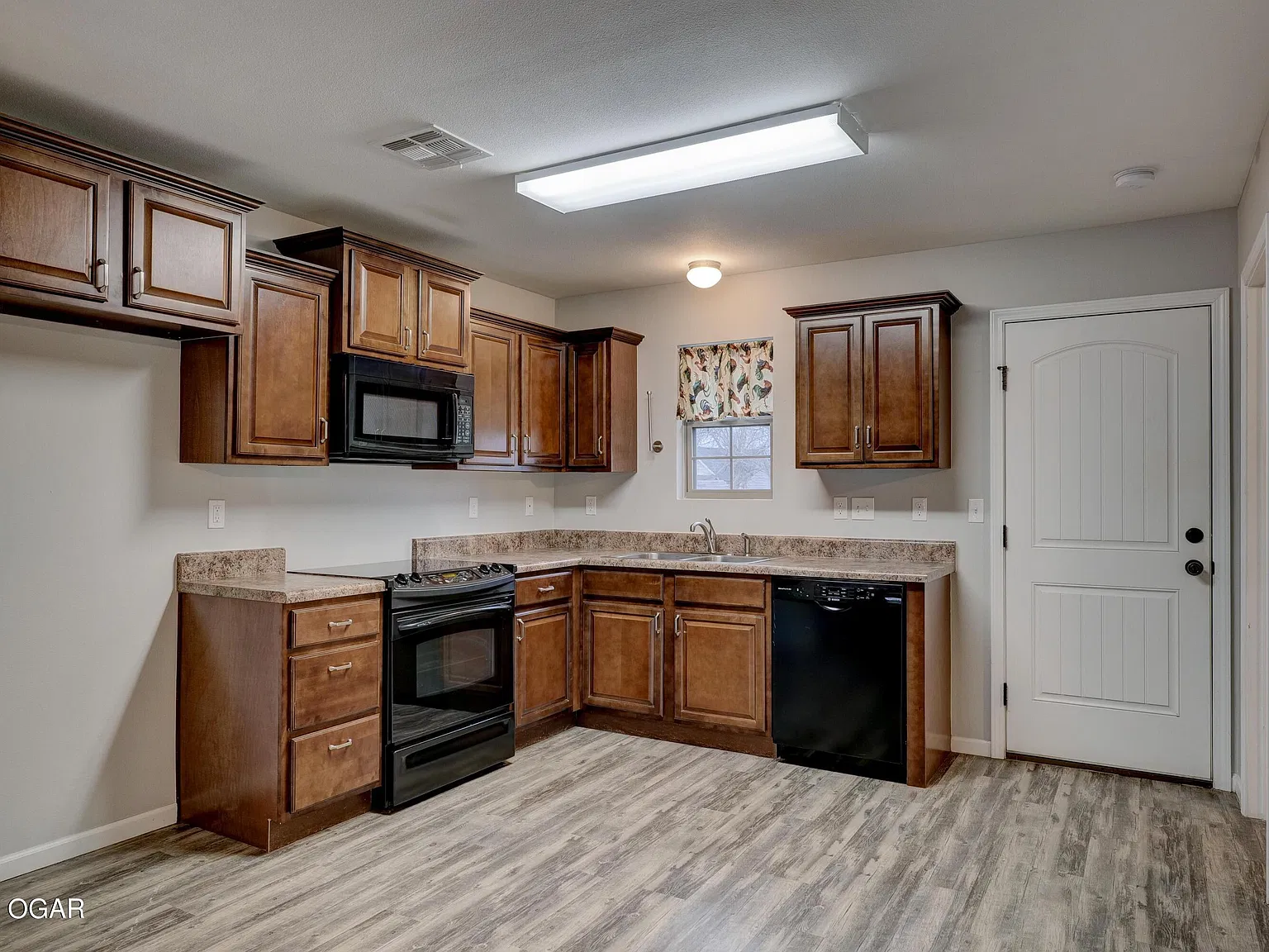 3 bed, 1.0 bath, 1060 sqft, $1,250 — Photo 3