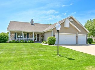 1221 Wegner Dr, Mukwonago, WI 53149