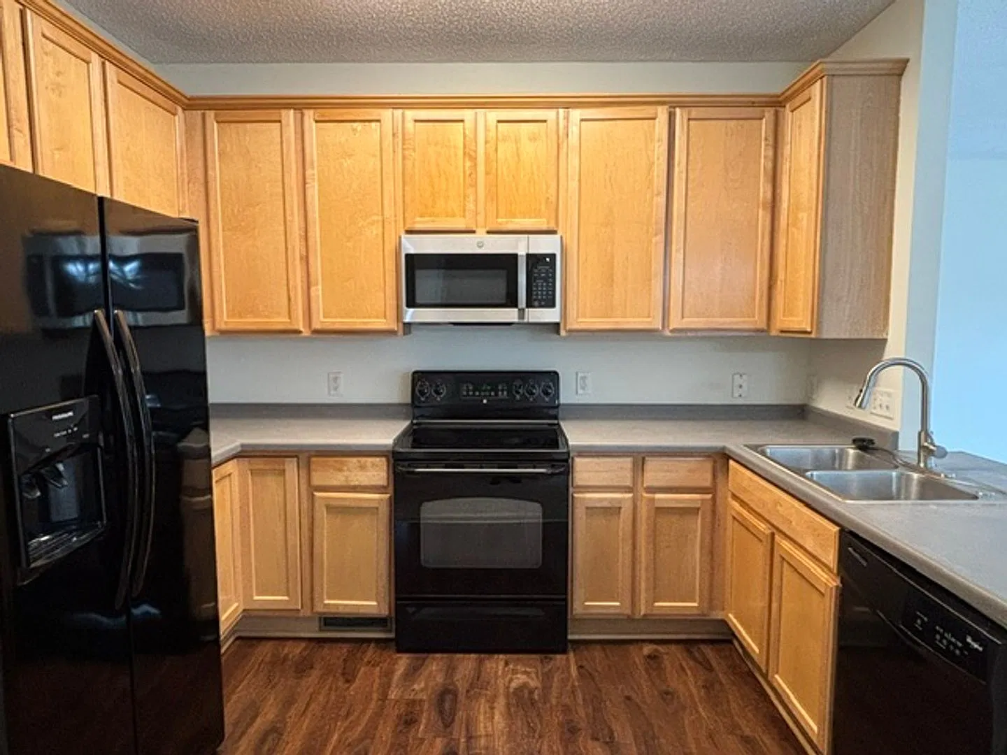 Spacious 2 bedroom townhome available NOW!! — Photo 2