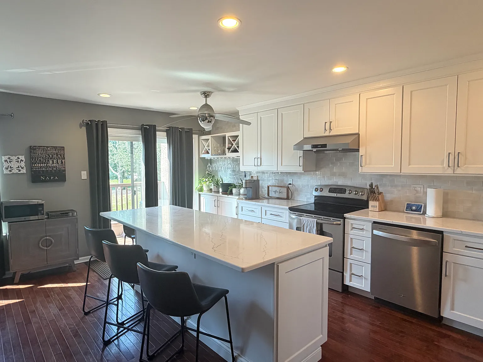 3 bed, 2.5 bath, 2016 sqft, $3,150 — Photo 3