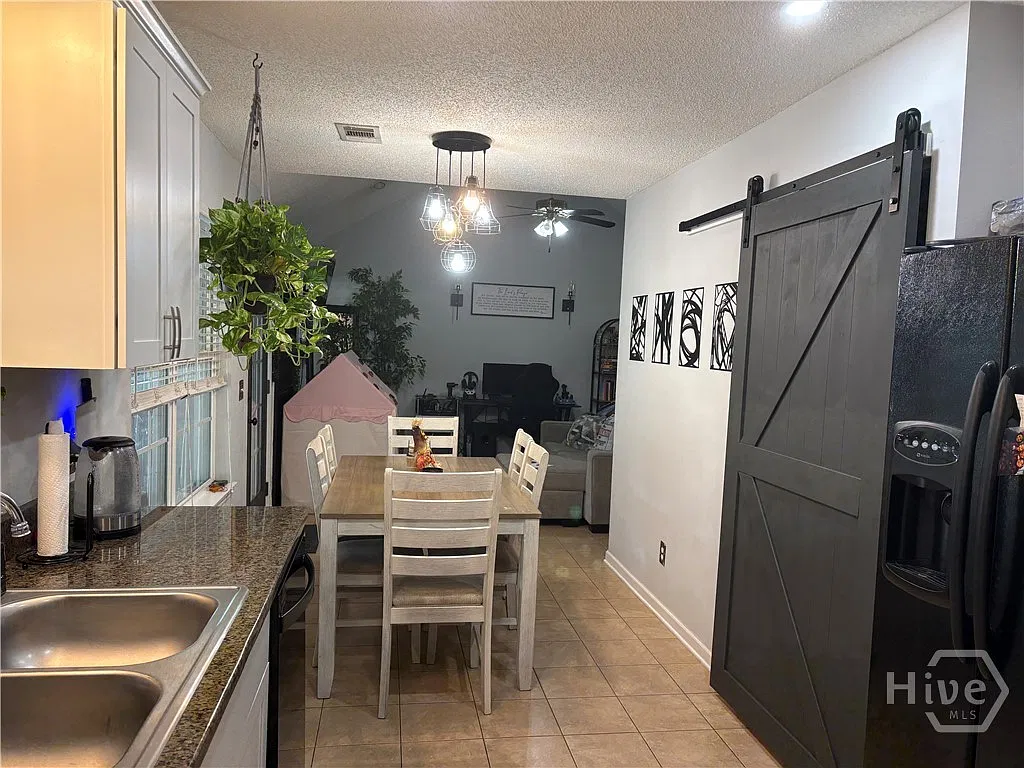 3 bed, 2.0 bath, 1131 sqft, $1,800 — Photo 3