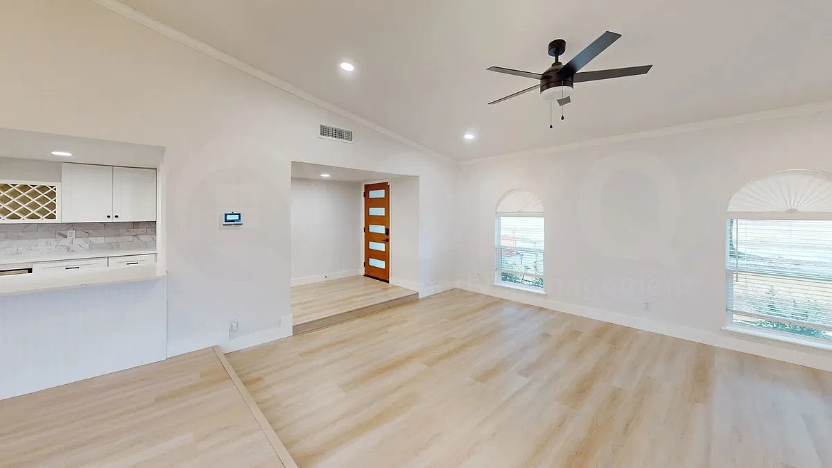 4 bed, 2.0 bath, 2273 sqft, $3,100 — Photo 4