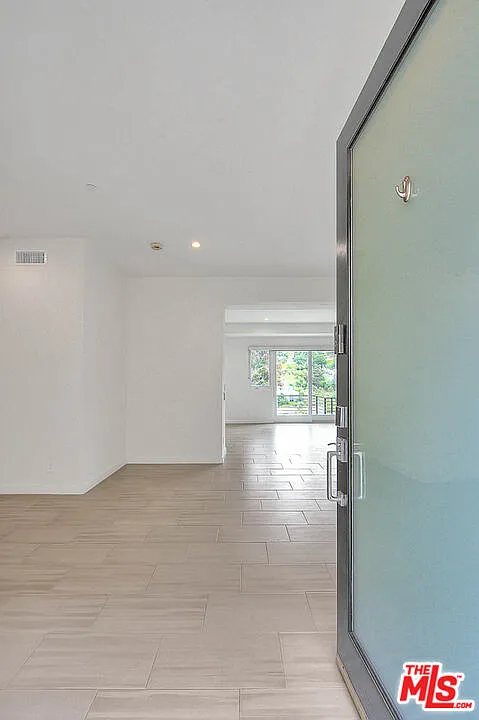 3 bed, 4.0 bath, 3900 sqft, $8,500 — Photo 2