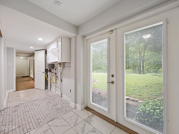 35th image of 3521 Montlake Dr