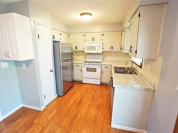 Kitchen comes with all appliances