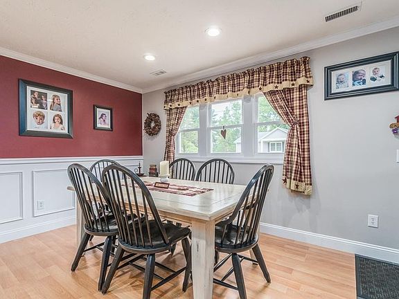 4th image of 40 Crestwood Dr