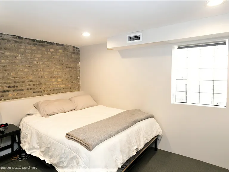 1636 W Roscoe St #G — Photo 8