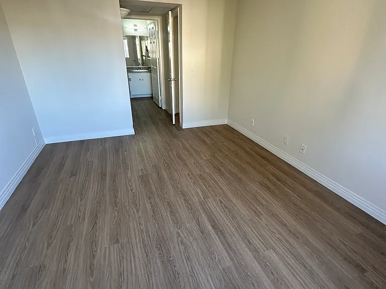 Hyde Park Apts — Photo 12