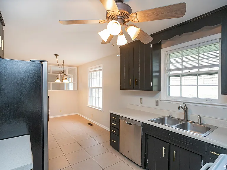 610 Ashley Ct — Photo 24
