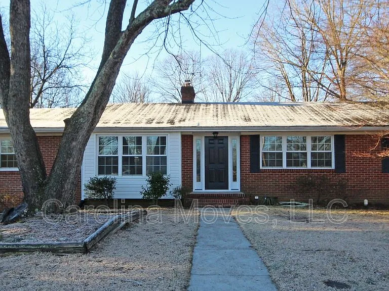 16 Ashwood Ave — Photo 1