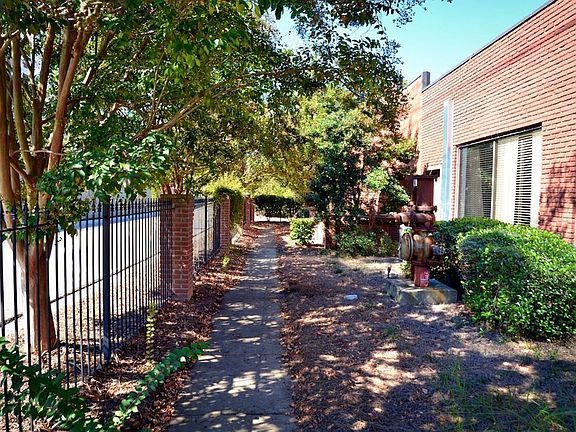 4th image of 205 Johnson Ave #241
