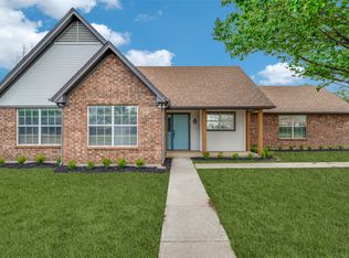1106 N Saint James Cir, Pilot Point, TX 76258