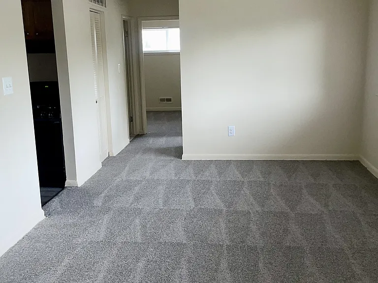 Greenlyn Apartments — Photo 8