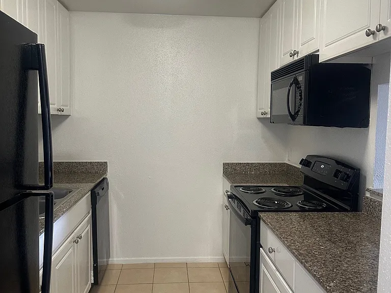 Augusta Court Apartments — Photo 34