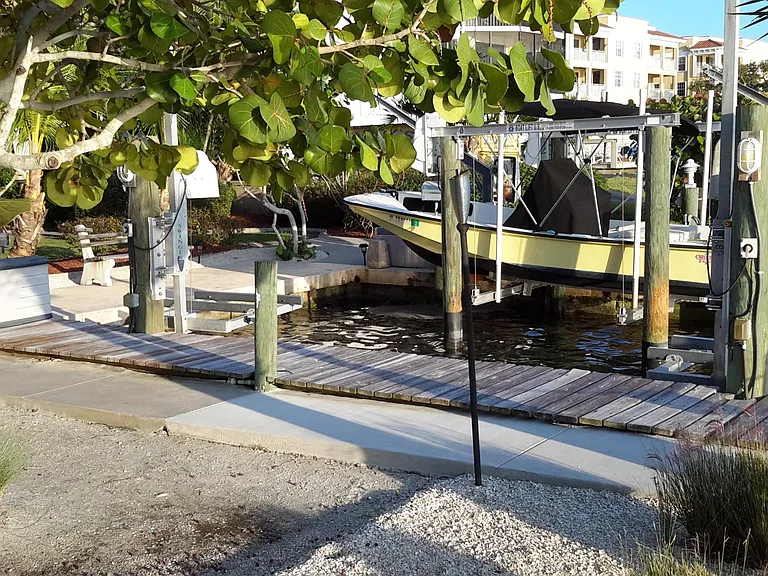 PRIVATE BOAT BASIN WITH LIFTS