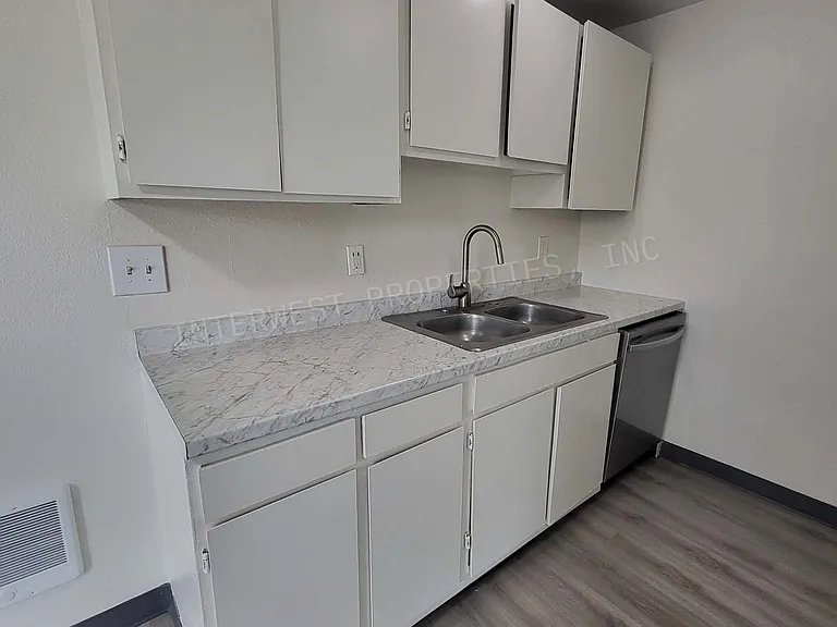 8231 N Fessenden St #9 — Photo 7