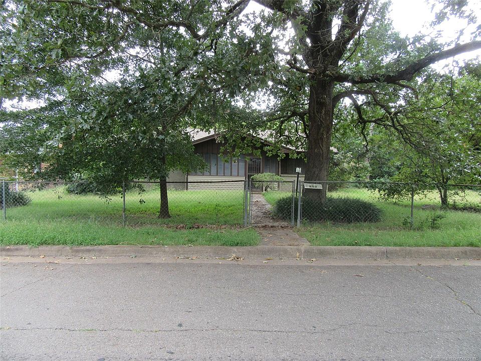 1st image of 800 E Pierce Ave