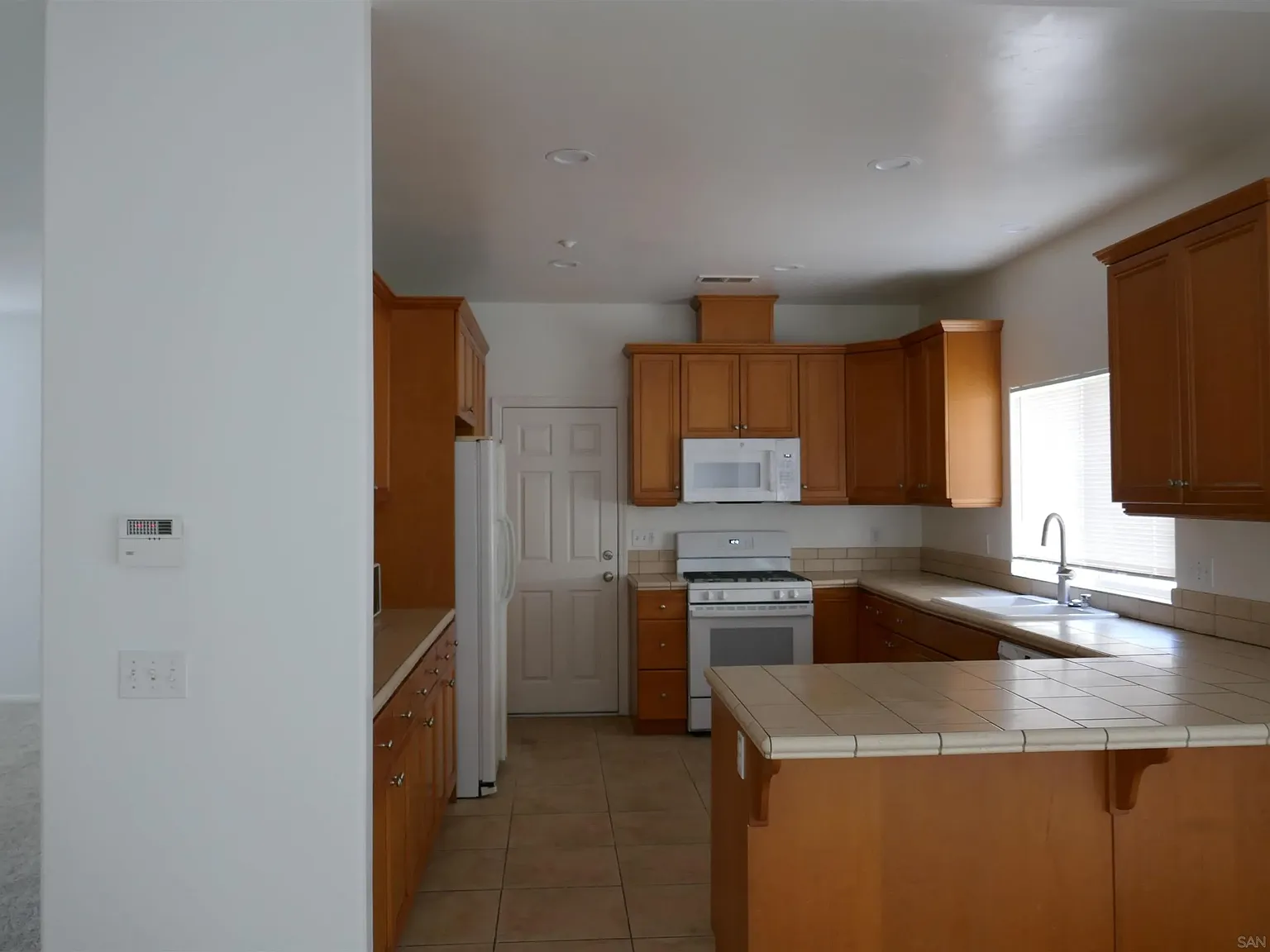 3 bed, 2.0 bath, 1585 sqft, $3,500 — Photo 4