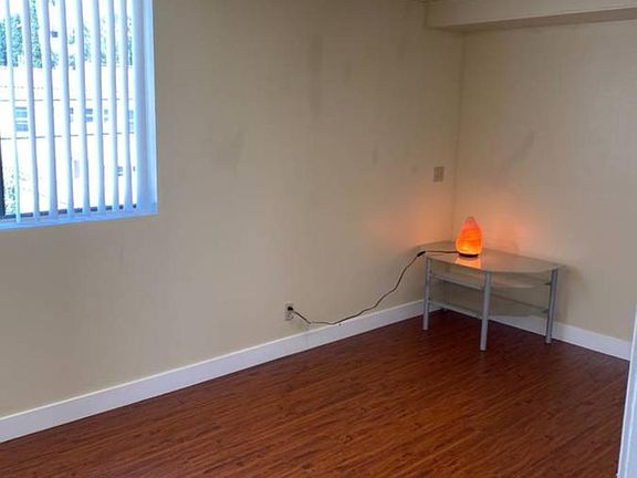 2nd image of 1943 Vista Del Mar Ave #6