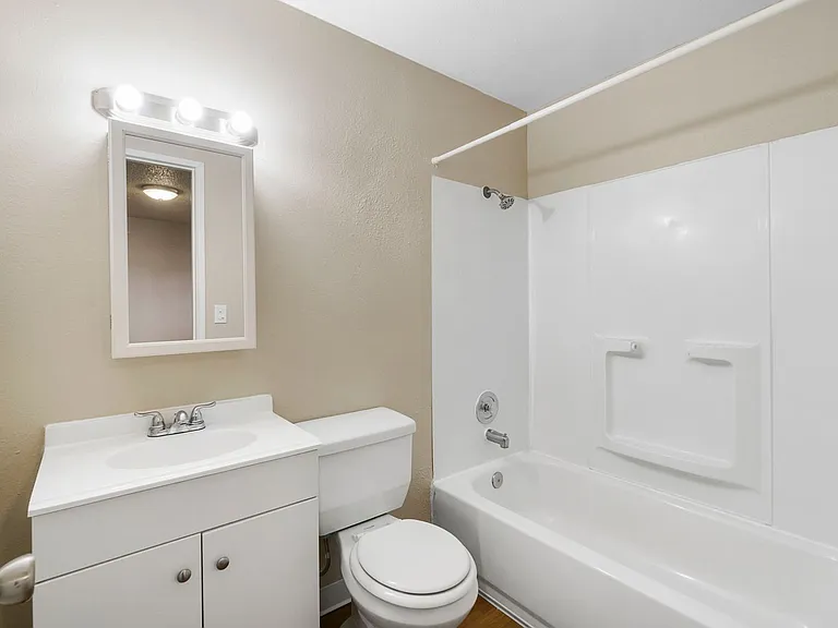 Lilly Apartments — Photo 10