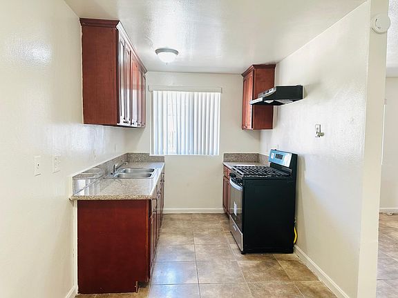 4th image of 4830 Canoga St #B