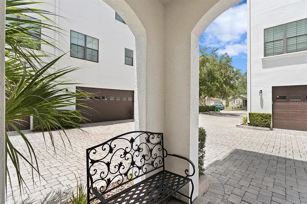 4 bed, 3.5 bath, 2824 sqft, $4,700 — Photo 2